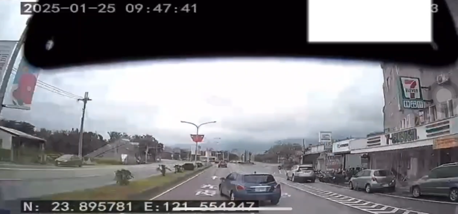 藍色小轎路肩恐怖「鬼切」內車道! 連結大卡車驚險「蛇行閃避」